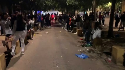 Jóvenes de botellona en la Alameda sin mascarilla