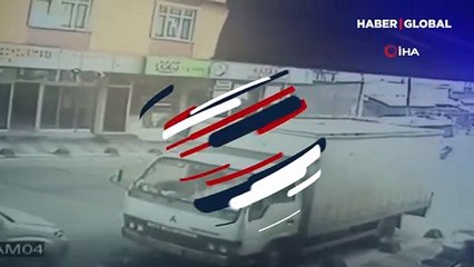 Otomobil çarpan üç kız çocuğunun şans eseri kurtuluşu kamerada