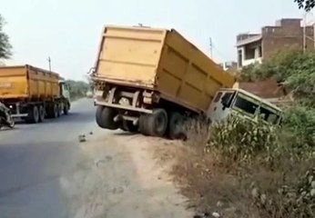 बाइक को बचाने के चक्कर में डंपर नियंत्रित होकर गड्ढे में गिरा
