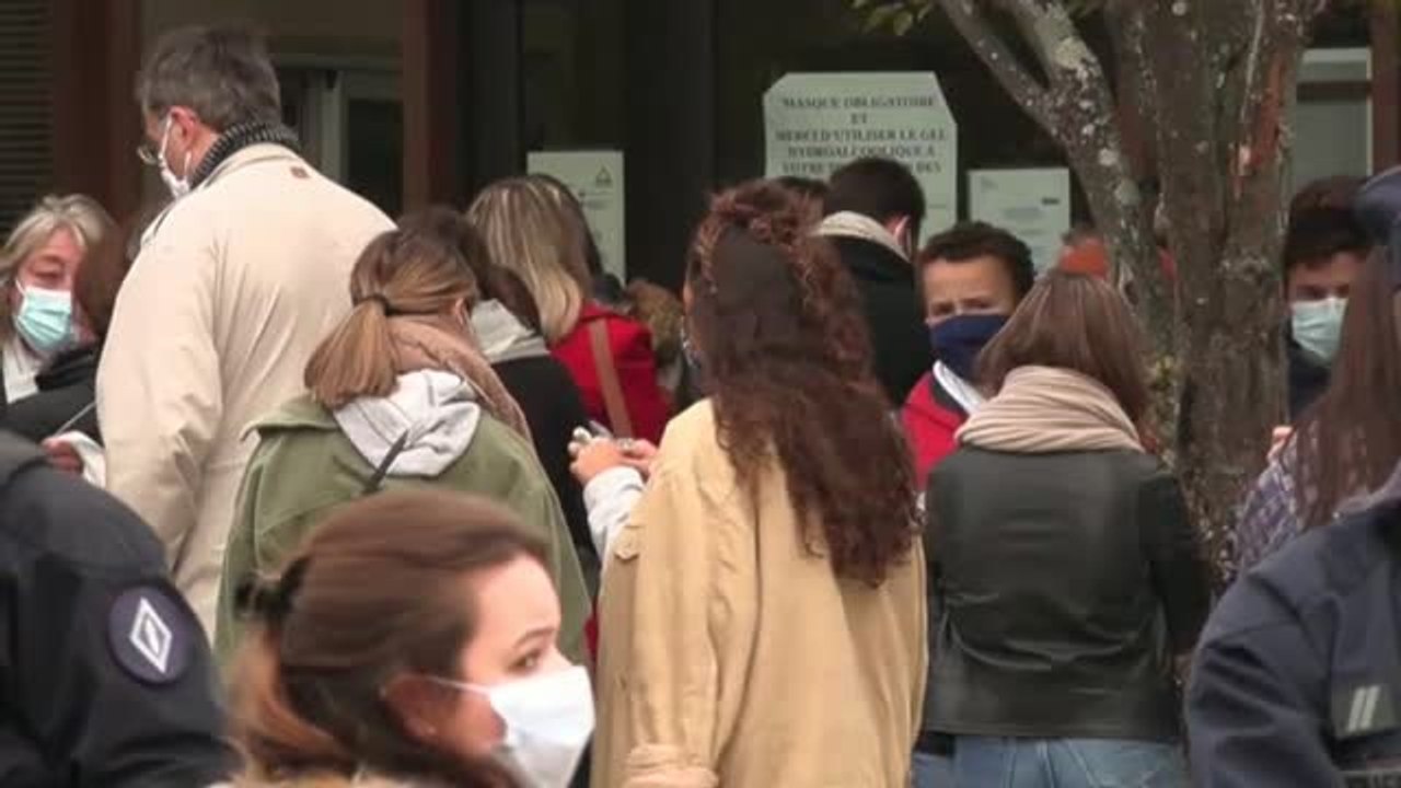 Emotivo homenaje a las puertas del colegio donde daba clase el profesor asesinado en París