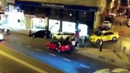 Otomobilde alkol kullanan gençlerle mahalleli arasında kavga: 1 yaralı