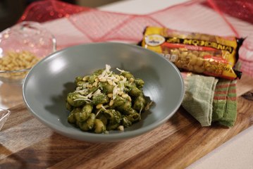 Codo al cilantro con piñones - Recetas de pasta fáciles