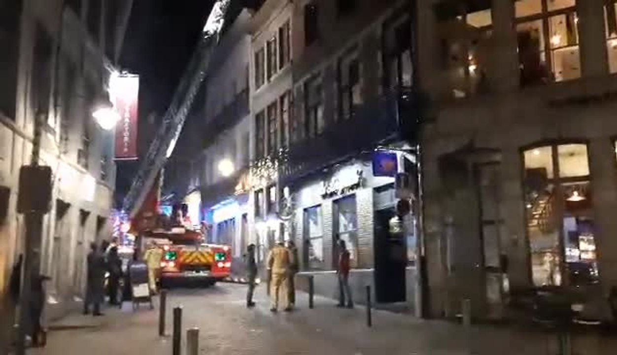Mons feu de cheminée dans un restaurant