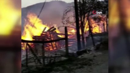 Ulus'ta meydana gelen yangında 3 ev alevlere teslim oldu