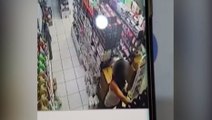 Câmera flagra suposto furto de produtos em loja de cosméticos no Centro