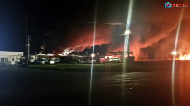 FOGO DESTRÓI 8 CAMINHÕES-CEGONHA CARREGADOS COM 74 VEÍCULOS EM GOIANA