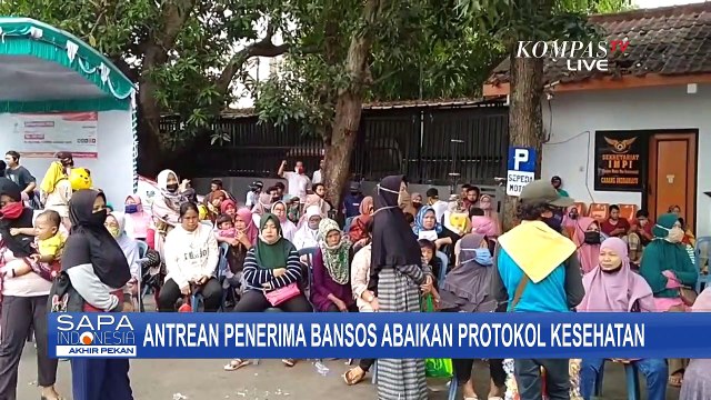 Petugas Bagikan Bansos Uang Tunai Untuk 2.000 Penerima