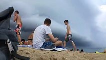 L'orage qui approche au dessus d'eux est terrifiant