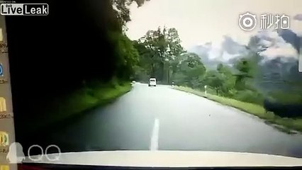 Ce 4x4 ne resistera pas à la chute d'un rocher