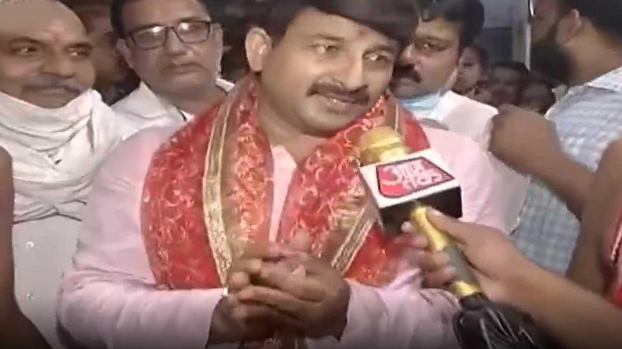 Manoj Tiwari reaches Temple in Navratri, sings this hymn