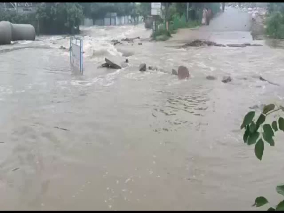సరూర్‌ నగర్‌ చెరువు నిండి కాలనీల్లో వరద