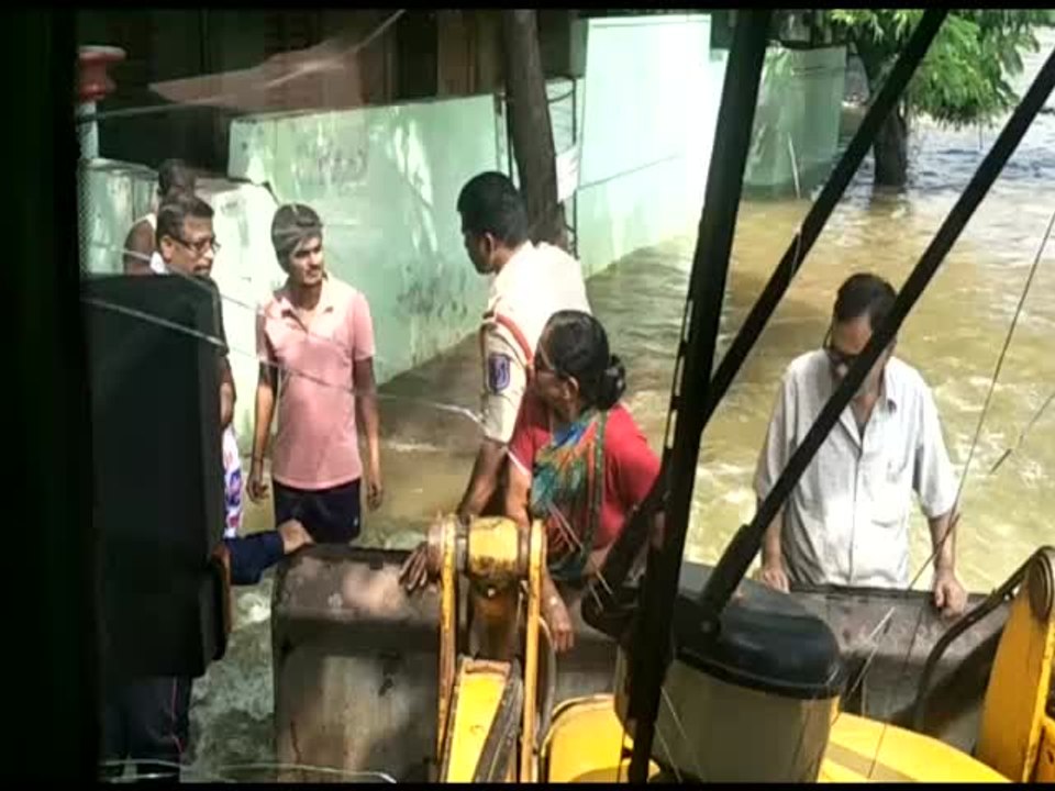 సీనియర్ సిటీజన్లను కాపాడిన పోలీసులు