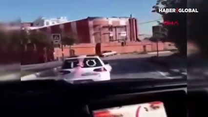 Kamyonetin gelin arabasına çarptığı anlar kamerada