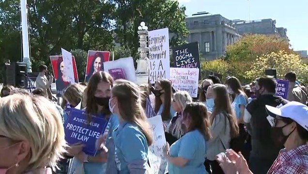 Usa in piazza per la nomina della Barrett. Chi la difende e chi la attacca