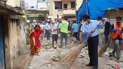 बारादेवी मंदिर में नगर आयुक्त व महापौर ने साफ-सफाई का अभियान चला