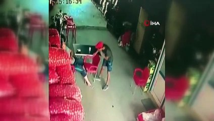 Gözünün içine baka baka cep telefonlarını çaldı