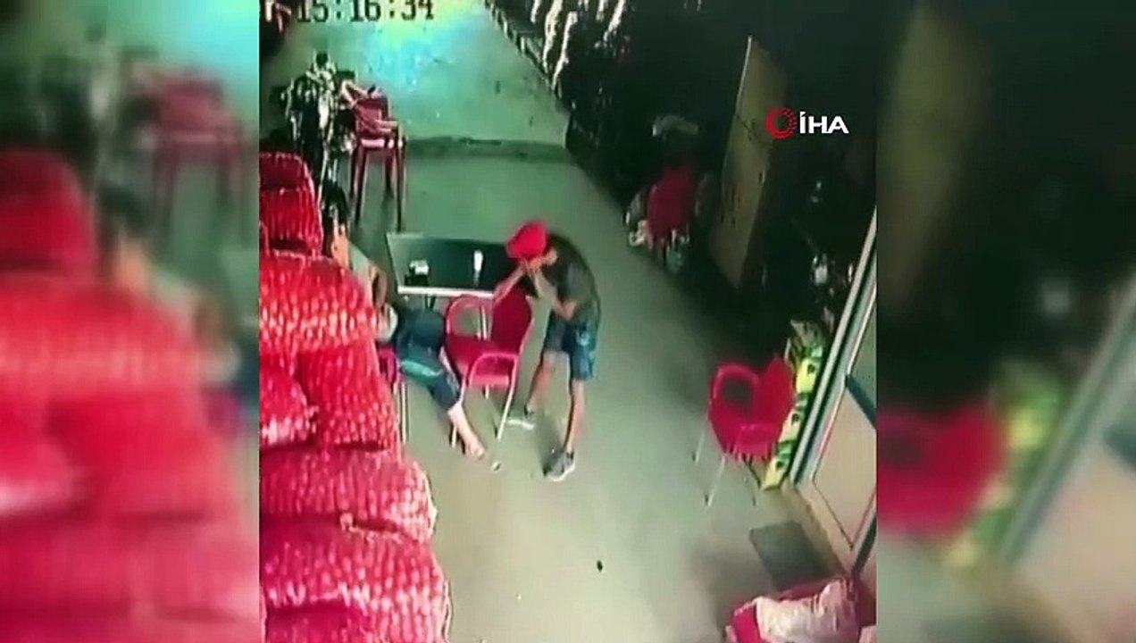 Gözünün içine baka baka cep telefonlarını çaldı