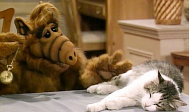 Alf - extrait de la série - Alf hypnotise le chat: tu n'es plus un chat, tu  es une madeleine! - Vidéo Dailymotion