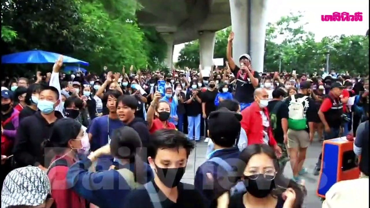 'ปลดแอก'มาเต็ม!ชู3นิ้ว ไล่'บิ๊กตู่'แน่นปทุมฯ-สุพรรณฯ' | 181063