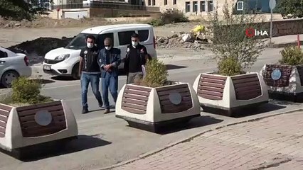 Şüpheli şahsın çantasından çeşit çeşit uyuşturucu çıktı