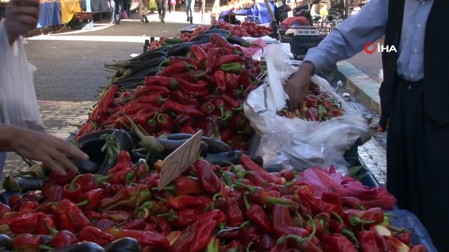 - Serin hava ve ürün çokluğu Urfa isotunu vurdu- Şanlıurfa biberi maliyetinin altında satılıyor- Şanlıurfa biberi pazarcı esnafının elinde kaldı