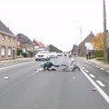 VIDEO - Au ravitaillement du Tour des Flandres, Gregor Muhlberger s'est offert l'une des chutes les plus inutiles et bêtes de l'année