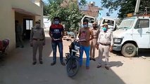 कांधला पुलिस की बदमाशों से हुई मुठभेड़, चोरी की बाइक व अवैध तमंचे सहित दो बदमाश गिरफ्तार