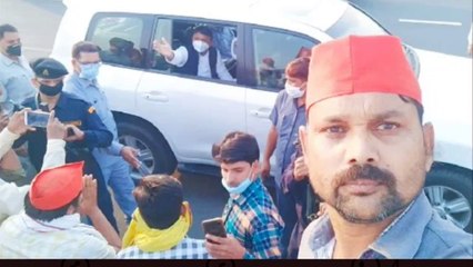 आगरा-लखनऊ एक्सप्रेस वे पर कार्यकर्ताओं ने अखिलेश की कार पर की फूल की बरसात