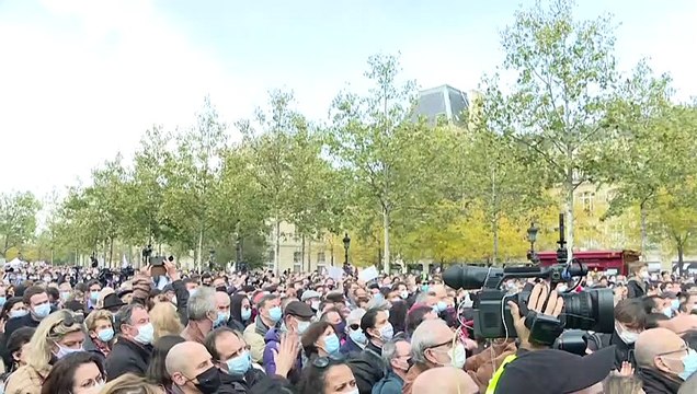 Γαλλία: Χιλιάδες πολίτες τιμούν την μνήμη του Σαμιέλ Πατί