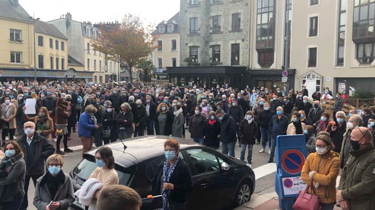Environ 500 personnes rendent hommage à Samuel Paty