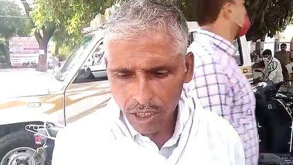 सरकारी हैंडपंप पर दबंगों ने किया कब्जा