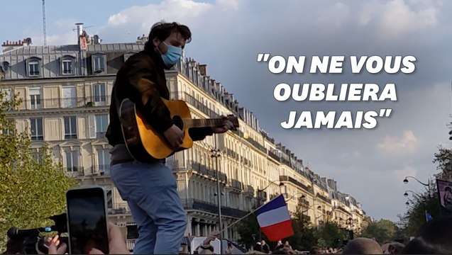 Hommage à Samuel Paty: un homme chante un émouvant Adieu monsieur le professeur à Paris