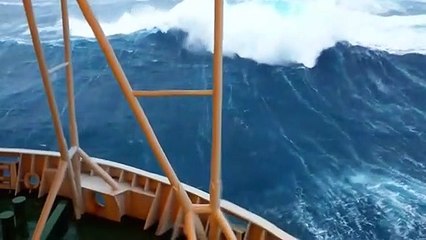 Ces vagues hors mesure percutent une plateforme pétrolière