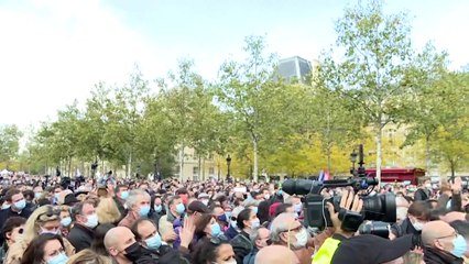 Milhares homenageiam professor decapitado por radical islâmico