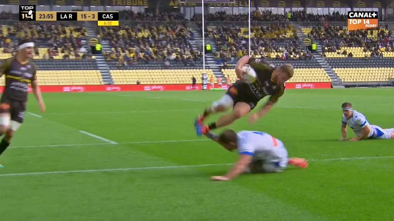 Pierre Bourgarit saute au-dessus de Ryno Pieterse pour inscrire un essai