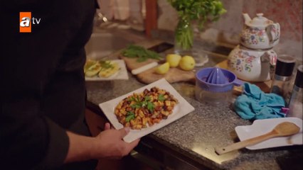 Mustafa, Maria'ya yemek yapıyor!