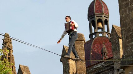 رقص وموسيقى حية على الحبل المشدود