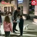 Novak Djokovic da pequeñas lecciones a niños en la calle