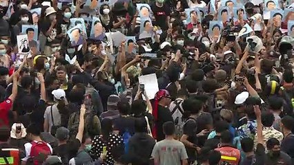 Tailandeses desafiam autoridades