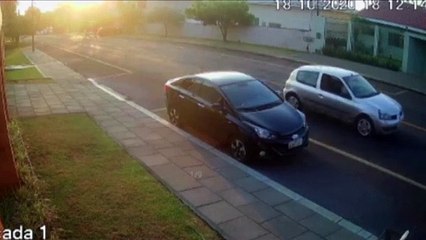 Câmera mostra colisão entre carros e fuga de motorista no Bairro Tropical