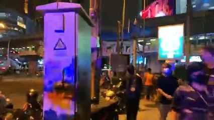 18-10-2563 บรรยากาศ พบตำรวจควบคุมฝูงชน 3 กองร้อย สแตนด์บายดูแลความสงบเรียบร้อย บริเวณใกล้เแยกอโศก