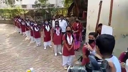 छह महीने बाद खुले स्कूल, सेनेटाइज व थर्मल स्कैनिक के बाद छात्रों को मिला प्रवेश