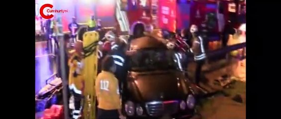 Kartal'da otomobil bariyerlere çarptı: 2 yaralı