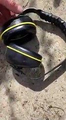 Ce qu'il découvre dans son casque anti-bruit est terrifiant