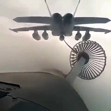 Un avion fait le plein en vol... Impressionnant