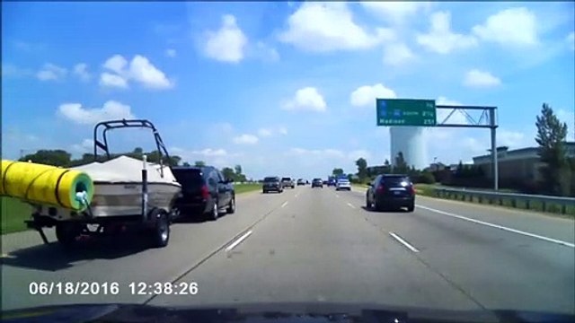 Ce motard est vraiment très malchanceux