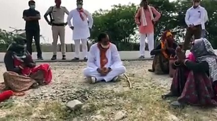 सांसद जौनापुरिया नया वीडियो, सड़क किनारे बैठ बकरी चरा रही महिलाओं से लिया आशीर्वाद