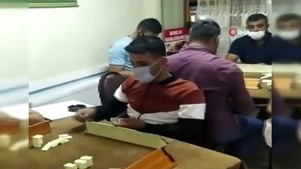 Okey masasında yakalandılar, polise rağmen oyuna devam ettiler