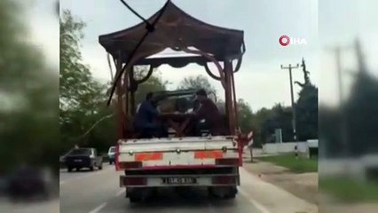 Bursa'da şok eden görüntü...Seyir halindeki kamyonetin kasasında tavla keyfi kamerada