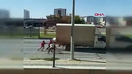 Çocukların trafikteki tehlikeli oyunu kamerada